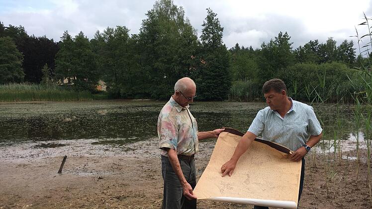 Georg Rebhan (l.) und Bürgermeister Carsten  Joneitis stehen  auf dem Grund des Oberen Haussees.