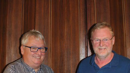 Günter Klatt (l.) gratuliert Walther Metzner Foto: Cramen Schwind