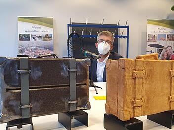 Der linke Koffer wird's: Bad Brückenaus Bürgermeister Jochen Vogel präsentierte in der Stadtratssitzung die Modelle für den DenkOrt Aumühle in Würzburg im Maßstab 1:2,5.