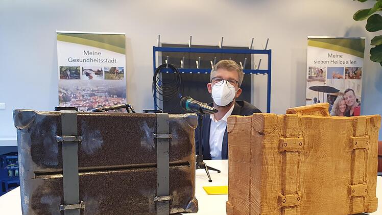 Der linke Koffer wird's: Bad Brückenaus Bürgermeister Jochen Vogel präsentierte in der Stadtratssitzung die Modelle für den DenkOrt Aumühle in Würzburg im Maßstab 1:2,5.