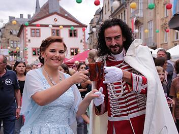 Fürst Rákóczi (Timo Baier) stößt mit der Quellenkönigin 2022, Ann-Sophie Brath, zur Eröffnung des Rakoczy-Festes  auf dem Marktplatz an.