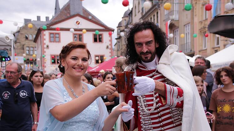 Fürst Rákóczi (Timo Baier) stößt mit der Quellenkönigin 2022, Ann-Sophie Brath, zur Eröffnung des Rakoczy-Festes  auf dem Marktplatz an.