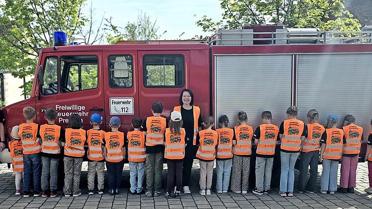 Die Neun- bis Zw&ouml;lfj&auml;hrigen mit T-Shirts und Warnwesten. Mit im Bild: Pater Thumma (v.l.), Tina Voll, Melissa Voll Seufert und Tobias K&ouml;th, 1. Kommandant der Feuerwehr Premich.