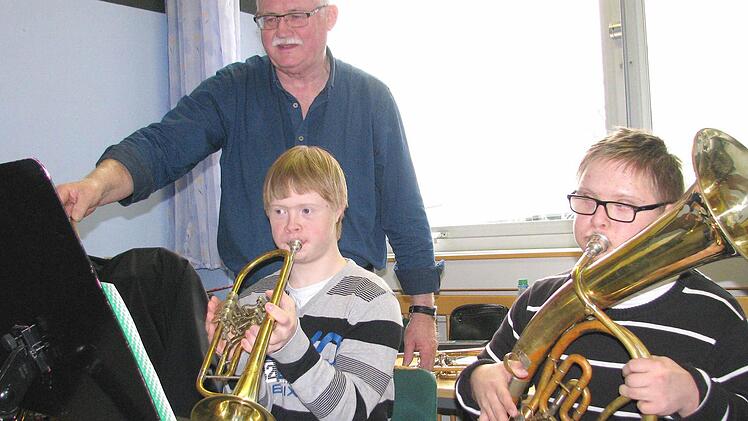 Wenn Robert Schuler im Förderzentrum der Lebenshilfe Haßberge Musikunterricht erteilt, sind nicht nur (von rechts) Alexander aus Ebern und Manuel aus Rabelsdorf begeistert.