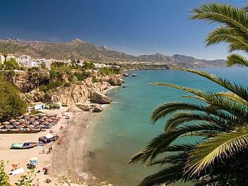Am malerischen Strand von Nerja in Andalusien ließen Andrea, Dave und Julia Wilder ihre Seele baumeln. In einem Lichtbildervortrag im "TECnet Zentrum" des Kleinkunstvereins "TECnet Obermain" in Burkersdorf am 22. Februar sind die Schönheiten Andalusiens und der Algarve zu sehen.   Foto: Dave Wilder