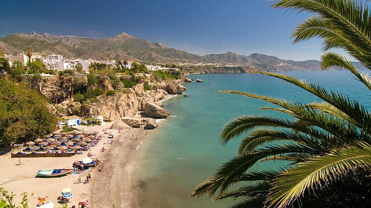 Am malerischen Strand von Nerja in Andalusien ließen Andrea, Dave und Julia Wilder ihre Seele baumeln. In einem Lichtbildervortrag im "TECnet Zentrum" des Kleinkunstvereins "TECnet Obermain" in Burkersdorf am 22. Februar sind die Schönheiten Andalusiens und der Algarve zu sehen.   Foto: Dave Wilder