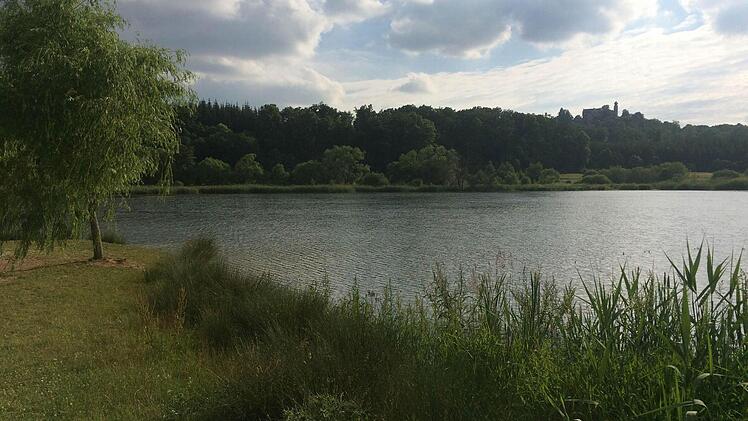 An einem lauen Sommerabend gibt es in Coburg kaum ein idyllischeres Plätzchen als am Goldbergsee.  Foto: Oliver Schmidt