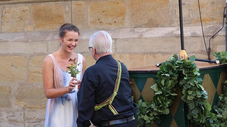 Blumen für die Rednerin.