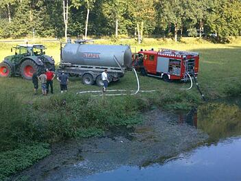 Aufgrund der Trockenheit hat die Feuerwehr Gößweinstein ein Tankfass mit 16 000 Liter Wasser befüllt, um im Notfall einen Puffer als Reserve zu haben. Die beiden Gerätewarte Stefan Wiedow und Roland Wolf und Familie Neuner aus Etzdorf packten an. Foto: Feuerwehr Gößweinstein