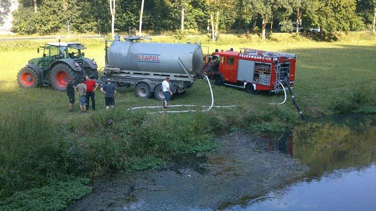 Aufgrund der Trockenheit hat die Feuerwehr Gößweinstein ein Tankfass mit 16 000 Liter Wasser befüllt, um im Notfall einen Puffer als Reserve zu haben. Die beiden Gerätewarte Stefan Wiedow und Roland Wolf und Familie Neuner aus Etzdorf packten an. Foto: Feuerwehr Gößweinstein