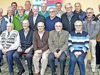 EVG Geschäftsstellenleiter Harald Schmid (rechts) überreichte Urkunden, Präsente und Auszeichnungen für 50 bzw. 60 Mitgliedsjahre an Senioren aus dem Einzugsbereich Lichtenfels. Zweiter von links Lichtenfels' Dritter Bürgermeister Winfried Weinbeer Foto: Klaus Oelzner