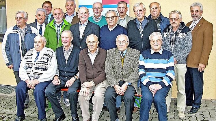 EVG Geschäftsstellenleiter Harald Schmid (rechts) überreichte Urkunden, Präsente und Auszeichnungen für 50 bzw. 60 Mitgliedsjahre an Senioren aus dem Einzugsbereich Lichtenfels. Zweiter von links Lichtenfels' Dritter Bürgermeister Winfried Weinbeer Foto: Klaus Oelzner