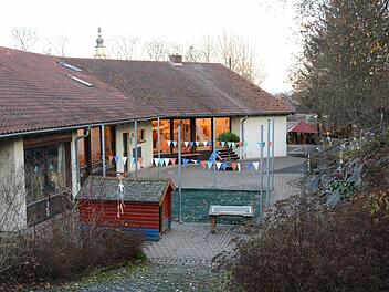 Ein Teil der Fassade und der Außenspielbereich des katholischen Kindergartens müssen saniert werden. Kirche und Stadt teilen sich die Kosten dafür. Foto: Dagmar Besand