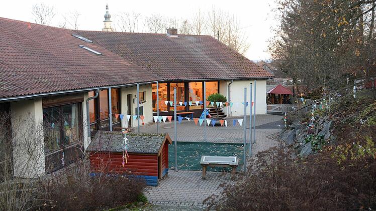 Ein Teil der Fassade und der Außenspielbereich des katholischen Kindergartens müssen saniert werden. Kirche und Stadt teilen sich die Kosten dafür. Foto: Dagmar Besand