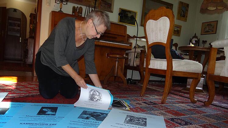 Die künstlerische Gesamtleitung des Kammerchores der Musikschule Ebern hat seit 1998 Ulrike Zeidler inne. Sie dirigiert nicht nur, sondern überlegt sich auch jährlich ein thematisches Programm und verkündet dieses entsprechend auf den Konzertplakaten. In diesem Jahr präsentiert der Chor gesammelten Werke: Die musikalischen Höhepunkte der letzten 30 Jahre.