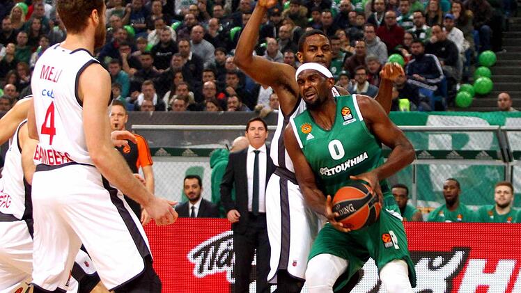 Der Athener Topscorer Chris Singleton (mit Ball) setzt sich unter dem Korb gegen Darius Miller durch; links Nicolo Melli. Foto: imago