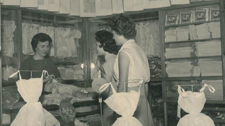 In Bad Neustadt kauften die Damen Feines bei Pecht. Foto: Archiv