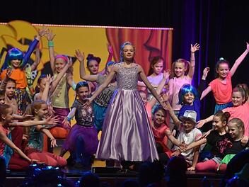 Die Jugendschautanzgruppe der "Effect's" mit Kinderprinzessin Valentina I.Foto: Jens Gundermann