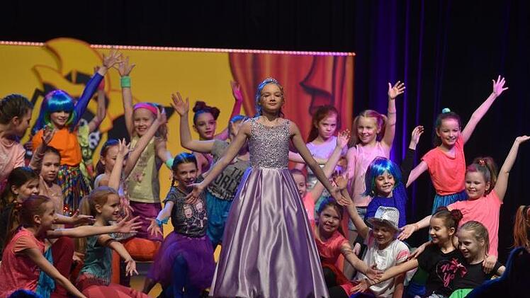 Die Jugendschautanzgruppe der "Effect's" mit Kinderprinzessin Valentina I.Foto: Jens Gundermann