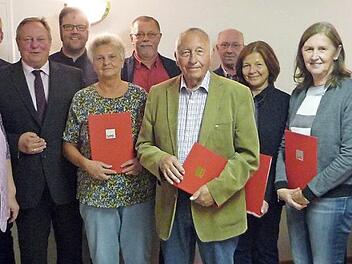 Ehrungen bei der Untersteinacher SPD: Unser Bild zeigt (von links) Christa Müller, den Bezirkstagskandidaten Holger Grießhammer, Ortsvereinsvorsitzenden Volker Schmiechen, Uwe Jackwerth, Gisela Reichenberger, Hans Dresel, Heinz Burges, Werner Agly, Erika Wagner, Inge Pöhlmann sowie Kreisvorsitzende und Landtagsvizepräsidentin Inge Aures Foto: privat
