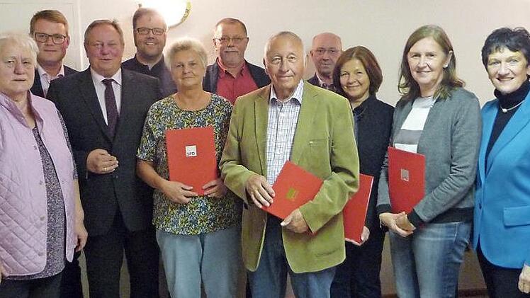 Ehrungen bei der Untersteinacher SPD: Unser Bild zeigt (von links) Christa Müller, den Bezirkstagskandidaten Holger Grießhammer, Ortsvereinsvorsitzenden Volker Schmiechen, Uwe Jackwerth, Gisela Reichenberger, Hans Dresel, Heinz Burges, Werner Agly, Erika Wagner, Inge Pöhlmann sowie Kreisvorsitzende und Landtagsvizepräsidentin Inge Aures Foto: privat