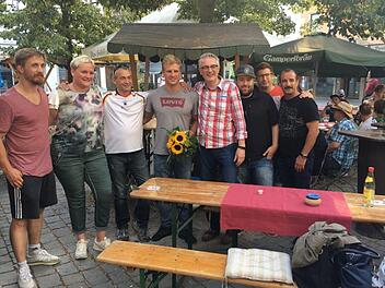 Bei der Ehrung am Lichtenfelser S&auml;umarkt freuen sich (von links) Trainer Tobias Sch&uuml;tz, ACL-Vorsitzende Britta Beier, Fanclub-Vorsitzender Rudi Hofmann, Hannes Wagner, Zweiter Vorsitzender Stefan Mehl, Mannschaftsf&uuml;hrer Heiko Scherer, Daniel Luptowicz von der ACL-Mannschaftsf&uuml;hrung und der langj&auml;hrige Trainer Ali Hadidi mit ihrem Aush&auml;ngeschild &uuml;ber die deutsche Meisterschaft.  Foto: privat