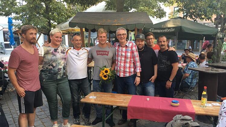Bei der Ehrung am Lichtenfelser S&auml;umarkt freuen sich (von links) Trainer Tobias Sch&uuml;tz, ACL-Vorsitzende Britta Beier, Fanclub-Vorsitzender Rudi Hofmann, Hannes Wagner, Zweiter Vorsitzender Stefan Mehl, Mannschaftsf&uuml;hrer Heiko Scherer, Daniel Luptowicz von der ACL-Mannschaftsf&uuml;hrung und der langj&auml;hrige Trainer Ali Hadidi mit ihrem Aush&auml;ngeschild &uuml;ber die deutsche Meisterschaft.  Foto: privat