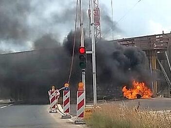 Das unter der Autobahnbrücke abgestellte Motorrad brannte komplett aus.  Foto: Christian Licha