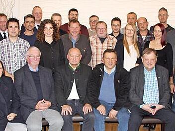 Die BfT schickt erneut Peter Ebertsch (vorne Mitte) ins Rennen um den Bürgermeisterposten. Das Bild zeigt Peter Ebertsch mit den Listenkandidaten und Versammlungsleiter Thomas Reich. Foto: Veronika Schadeck