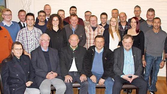 Die BfT schickt erneut Peter Ebertsch (vorne Mitte) ins Rennen um den Bürgermeisterposten. Das Bild zeigt Peter Ebertsch mit den Listenkandidaten und Versammlungsleiter Thomas Reich. Foto: Veronika Schadeck