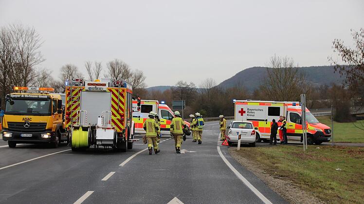 Eindrücke vom Unfall an der Anschluss-Stelle Hammelburg-Ost. Foto: Ralf Ruppert