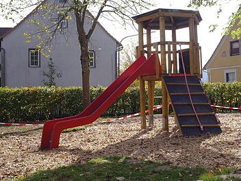 Trotz Hilfe der Eltern beim Aufstellen belaufen sich die Kosten für das neue Spielgerät im Kothener Kindergarten auf fast 8500 Euro. Die Gemeinde Motten fördert die Anschaffung mit 20 Prozent.  Foto: Stephanie Elm