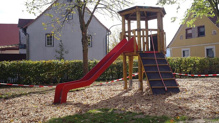 Trotz Hilfe der Eltern beim Aufstellen belaufen sich die Kosten für das neue Spielgerät im Kothener Kindergarten auf fast 8500 Euro. Die Gemeinde Motten fördert die Anschaffung mit 20 Prozent.  Foto: Stephanie Elm