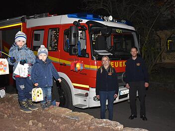 Die Jugendfeuerwehr brachte am Martinstag Geschenke.  Foto: A. Lomb