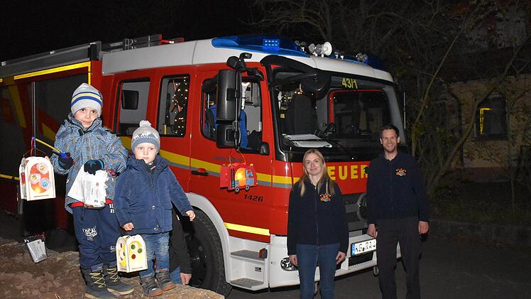 Die Jugendfeuerwehr brachte am Martinstag Geschenke.  Foto: A. Lomb