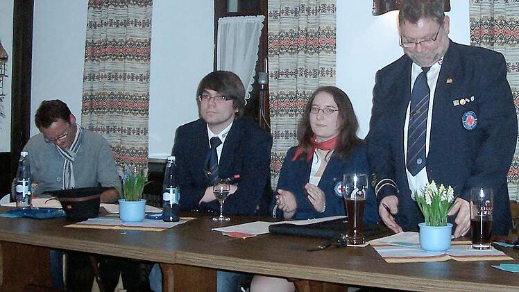 Der Vorstand und Kreiswasserwachtsvorstand nach der Ansage der geforderten Wahlwiederholung - v.l. Marco Adamek, Matthias Kaluza, Eva-Maria Lipinski, Walter Kaluza Fotos: Marina Zimmermann