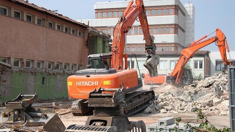 Der Abriss der alten Grundschule in der Kerschensteinerstraße in Höchstadt ist eine staubige Angelegenheit. Nachdem das Gebäude verschwunden ist, soll hier eine neue Doppelturnhalle zwischen Ritter-von-Spix-Mittelschule und Gymnasium entstehen. Foto: Christian Bauriedel