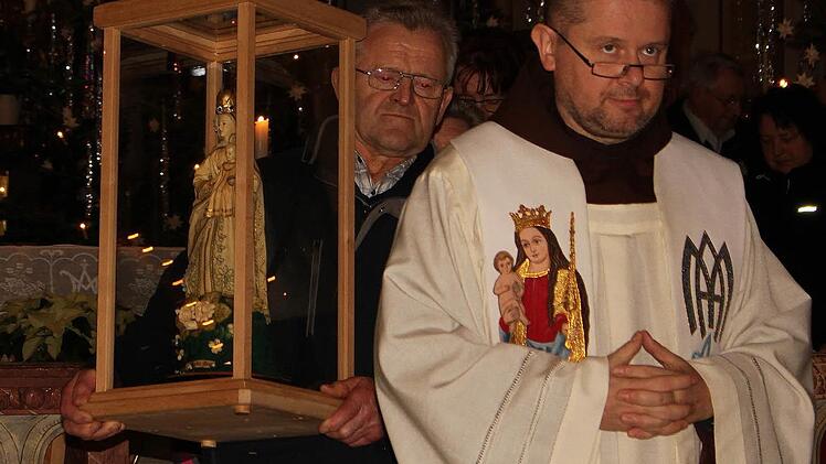 Herbergssuche: Eine geweihte Madonna ging jetzt in die Obhut der Familie Schott über.