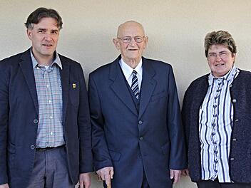 Den 90-jährigen Jubilar in die Mitte genommen. 2. Bürgermeister Harald Pascher (links) und Stadtteilvertreterin Gabriele Rögner (rechts) gratulieren dem rüstigen Jubilar. Foto: Helmut Will