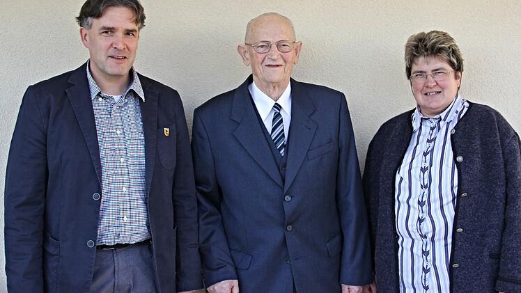 Den 90-jährigen Jubilar in die Mitte genommen. 2. Bürgermeister Harald Pascher (links) und Stadtteilvertreterin Gabriele Rögner (rechts) gratulieren dem rüstigen Jubilar. Foto: Helmut Will