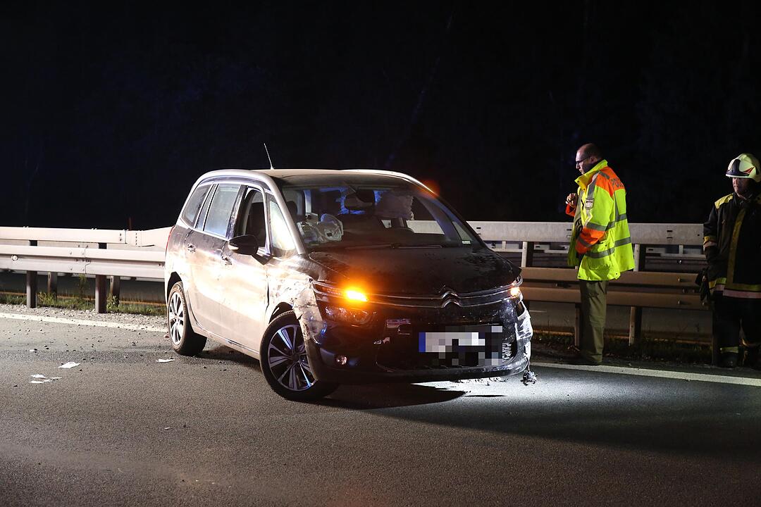 Autofahrerin kracht mehrfach in Leitplanke - Drei Insassen des Wagens verletzt – Feuerwehr muss eingeschlossene Fahrerin befreien