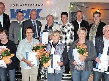 Treue Mitglieder ehrte der VdK-Ortsverband Wirsberg. Im Bild (vorne, von links) Heidemarie Holhut, Hertha Anselstetter, Regina Söllner, Vera Nenninger, Regina Opel, Ewald Oertel und Sibylla Naumann sowie (dahinter, von links) stellvertretender Landesvorsitzender Hellmut Ott, Ortsvorsitzender Thomas Steinlein, Bürgermeister Hermann Anselstetter, Manfred Wiefek, Landtagsvizepräsidentin Inge Aures, Kreisvorsitzender Klaus Nenninger und Irmgard Ackermann, die die Chronik vortrug  Foto: Werner Rei...