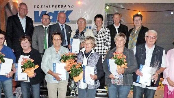 Treue Mitglieder ehrte der VdK-Ortsverband Wirsberg. Im Bild (vorne, von links) Heidemarie Holhut, Hertha Anselstetter, Regina Söllner, Vera Nenninger, Regina Opel, Ewald Oertel und Sibylla Naumann sowie (dahinter, von links) stellvertretender Landesvorsitzender Hellmut Ott, Ortsvorsitzender Thomas Steinlein, Bürgermeister Hermann Anselstetter, Manfred Wiefek, Landtagsvizepräsidentin Inge Aures, Kreisvorsitzender Klaus Nenninger und Irmgard Ackermann, die die Chronik vortrug  Foto: Werner Rei...