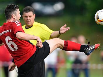 Der SV Hiltpoltstein um Spielertrainer Florian Wehrfritz bekommt es in der Kreisklasse 3 mit dem ASV Herpersdorf zu tun.  Foto: Sportfoto Zink