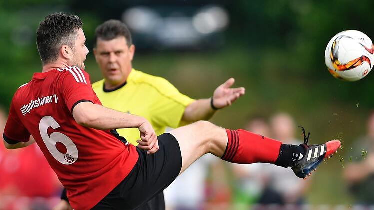 Der SV Hiltpoltstein um Spielertrainer Florian Wehrfritz bekommt es in der Kreisklasse 3 mit dem ASV Herpersdorf zu tun.  Foto: Sportfoto Zink