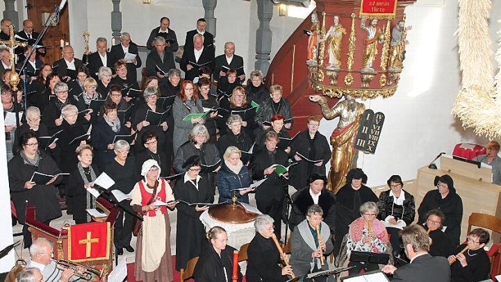 In der Matth&auml;uskirche Gestungshausen fand am Sonntag die erste von drei Auff&uuml;hrungen eines Lutheroratoriums unter der Leitung von Helmut Mitzenheim statt.  Foto: Herbert Fischer
