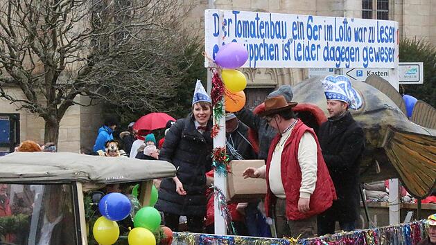 Politische Prominenz war auf den Frontwagen des Kaulhaazes vertreten. Fotos: Roland Dietz
