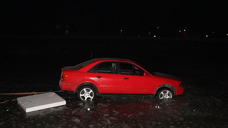 Samstagnacht hatte ein 19-Jähriger die Idee mit seinem Auto auf eine Eisfläche zu fahren. Doch das Eis hielt dem Gewicht des Autos nicht stand.Foto: Polizei Coesfeld