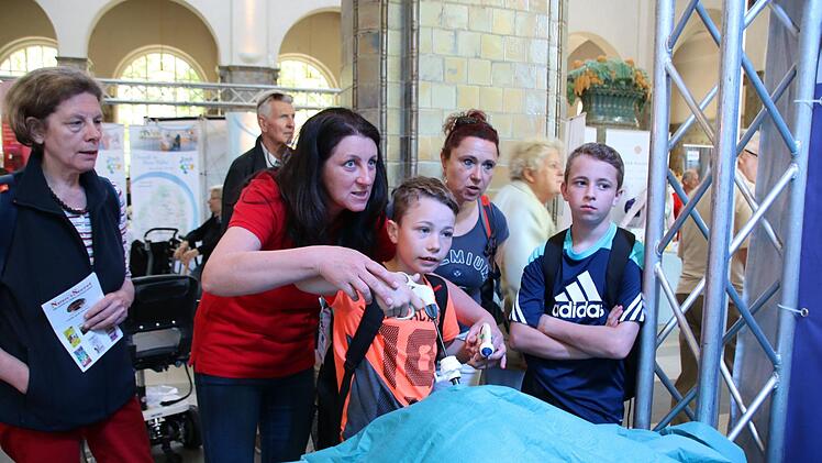 Fingerfertigkeit gefragt: Max angelt Gummibärchen. Foto: Ralf Ruppert