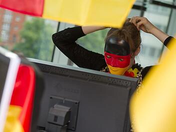 Wenn das ganze Büro in Schwarz-Rot-Gold geschmückt ist, haben die WM-Muffel keine Chance mehr. Wie ihr trotzdem unbeschadet aus der Nummer rauskommt. Foto: Andrea Warnecke/dpa